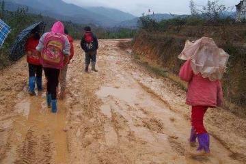 岳母過生日，富姐夫給十萬，我送雙棉鞋，臨別時岳母送我一袋剩菜