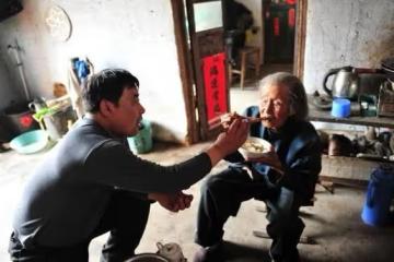 父親去世後母親養大兄妹三人,如今老婆支持母親再婚,我好猶豫