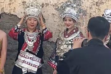 李小璐母女大理被偶遇，與素人合影顏值差別大，眾人圍拍人氣火爆