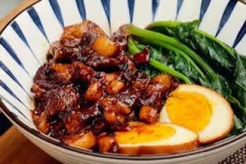 經典滷肉飯：肉汁濃郁！