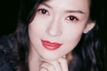 當年二十歲左右的章子怡可以說是風光無限了呀，小小年紀就拿到了很多的獎項