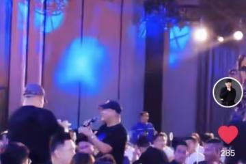 59歲歌手謝東酒店商演翻車，賣力唱跳被指跑調，主動向觀眾討掌聲