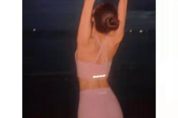 32歲超模何穗曬海邊瑜伽照,蜂腰長腿前凸後翹,腳部骨折仍未痊癒