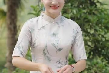 唐小魚穿傣族連衣裙,在爺爺面前抬腿引爭議,網友:離被封不遠了