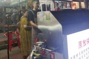 知名男星馬赫街邊賣烤串 頭髮打綹全身是汗水