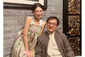 成龍與美女網紅合影 現身餐廳為其捧場