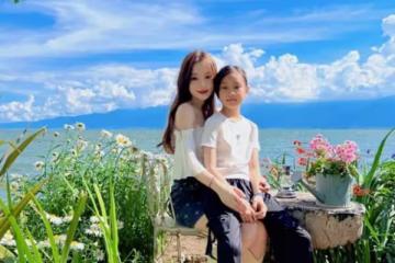 賈乃亮帶甜馨外出,前者不給孩子防曬,父女倆膚色一模一樣!