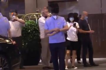 43歲章子怡深夜聚會，寬鬆上衣難掩小腹微凸
