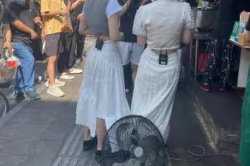 袁姍姍武漢過早被偶遇，大熱天穿毛線背心露肚臍，鼻子怪異疑整容