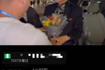 64歲萬梓良當眾按頭親吻女性,還緊摟對方不撒手,女方表情顯淡定