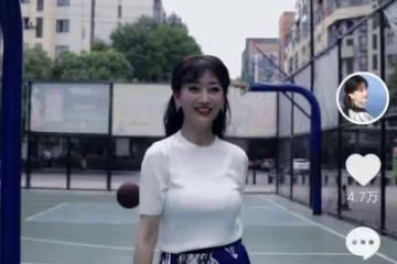 68歲趙雅芝打籃球，穿緊身上衣豐滿迷人，蹦蹦跳跳投籃活力滿滿