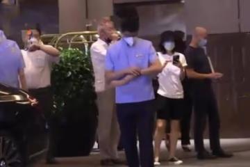 43歲章子怡深夜聚會 寬鬆上衣難掩小腹微凸