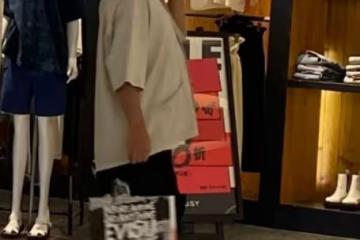 50歲徐崢獨自逛街購物 肚子圓滾胖一圈