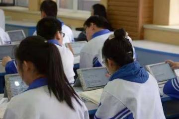 父親身患病重，女子哀求丈夫別離婚，丈夫拒絕：你爸就是個無底洞
