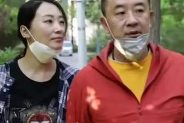 妻子對黃海波說:「把口罩摘下來,讓我親一口,快點!」