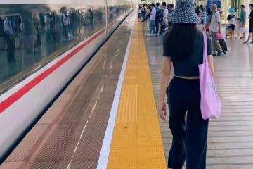 42歲殷桃坐高鐵惹爭議,站車門口擺拍自信秀腹肌,晃來晃去無人識