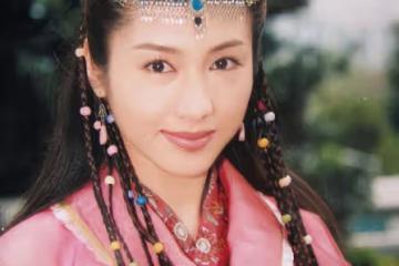 50歲黎姿曬巴黎度假美照！身材凹凸有致，胸前肋骨突出疑過度減肥