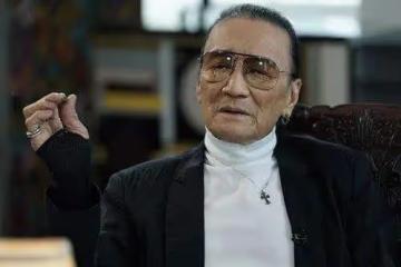 擔心!85歲謝賢拄拐杖慢步進餐廳險摔倒,助手全程攙扶不敢鬆手!