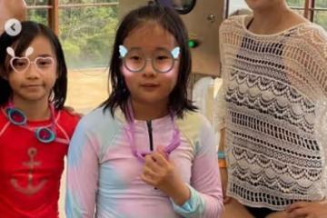 文頌嫻帶9歲女兒現身水上樂園,穿泳衣大秀身材,皮膚白皙似少女