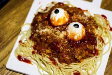 萬聖節眼球辣肉醬意面