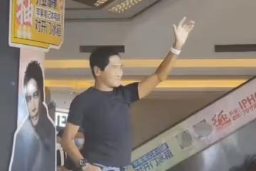 62歲齊秦四川內江商演撈金，穿緊身衣挺大肚腩，戴金表戒指凹造型