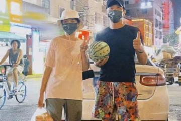 現身夜市！大咖明星夫妻檔「捧西瓜站路邊」到處走跳　網友驚訝：「都沒人認出來嗎」