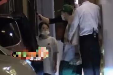 楊冪受傷後首現身聚會,與張大大情侶穿搭形影不離,大秀美腿吸睛