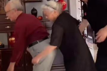 主持人王為念痛憶亡母，母親去世周年攜兒孫悼念，難掩悲痛引淚目