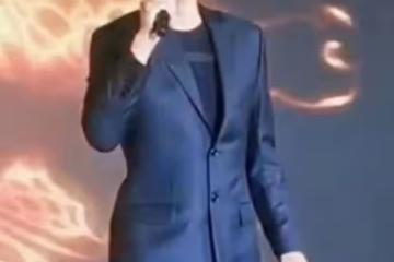 55歲屠洪剛商演撈金，穿2萬元西裝身材健碩，表情誇張青筋暴起
