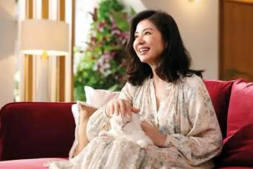 復出拍廣告！62歲鍾楚紅罕見亮相幕前，守寡至今15年身家已過億