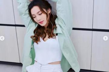 27歲女星官宣戀情!與男友穿情侶裝甜蜜般配,情路坎坷終遇對的人