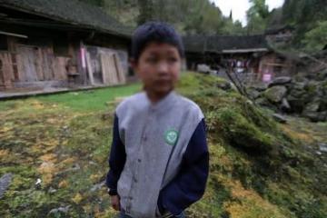村婦辭工帶孫子,卻被兒媳埋怨不用心,嘆說:欠他們的呀