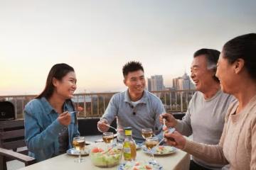 妹妹十幾歲養家,哥卻與她反目,女子有心調解,得知內情只能長嘆