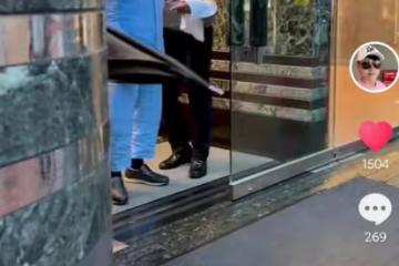71歲劉鑾雄出行，曾換腎走路小心翼翼，1人攙扶他2人撐傘陣仗大
