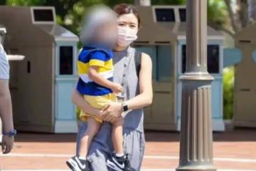 福原愛帶孩子去迪士尼 抱孩子不鬆手彌補母愛