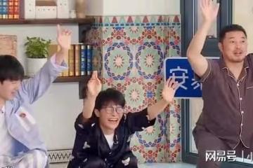 《奔跑吧》周深白鹿藏不住了！對趙露思的態度，暴露嘉賓真實現狀