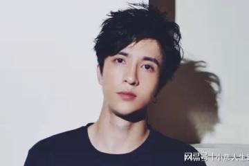薛之謙拿鮮花到墓地，陪趙英俊過44歲冥誕，配文一個字顯兄弟情