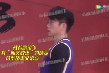 鄭愷一家三口罕見同框!獲妻子保姆式更衣照顧,1歲女兒軟萌可愛