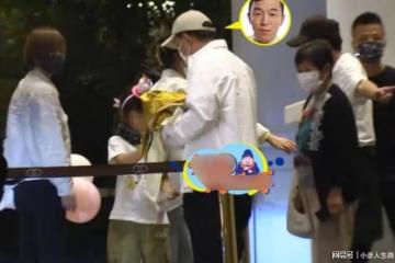 黃渤攜全家為女兒慶生,46歲妻子臃腫顯老態,兩女兒五官酷似黃渤