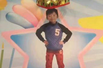 張柏芝為大兒子慶生，15歲Lucas模樣大變，金髮扎馬尾像換了個人