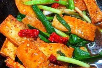 「蒜苗蔥燒豆腐」下飯到離譜！配菜都好吃的不得了！