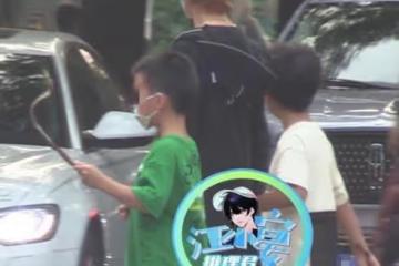 吳京一家參加朋友聚會，謝楠領著兩個兒子，網友表示羨慕！