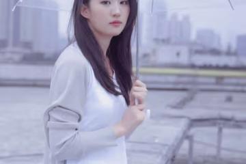 30多歲的劉亦菲穿深V禮服，好身材加高顏值，輕鬆美出了驚艷感