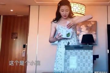 43歲殷桃在酒店穿弔帶裙！低領口大秀事業線