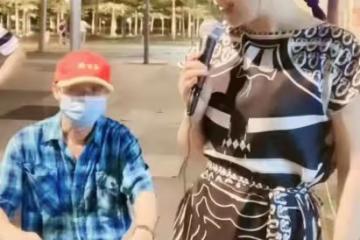 46歲周艷泓深夜路邊擺攤唱歌,面如桃花無人圍觀,一男子默契伴奏