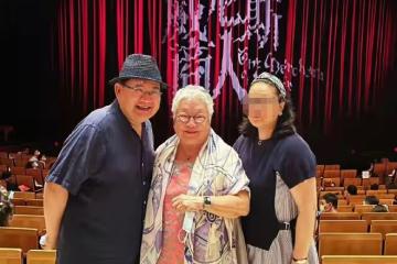 50歲陶虹與男藝人看話劇，素麵朝天樸素似大媽，頭髮稀疏老太多