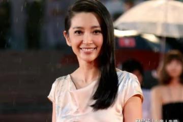 50歲李冰冰在海邊練瑜伽，動作難度係數高、小肚平坦腰部無贅肉
