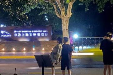 奚夢瑤何猷君約會被偶遇，女方懶洋洋依偎老公身上，牽著小手好甜