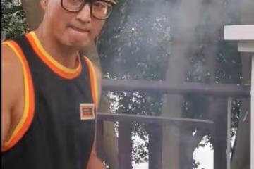 港星何家勁在廣東擺攤烤串,一身腱子肉黑到發亮,又忙又熱直咧嘴
