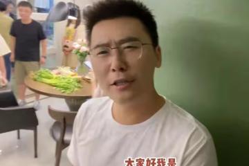 主持人汪涵現身飯局，坐主位發言有氣場，飯桌上還有酒